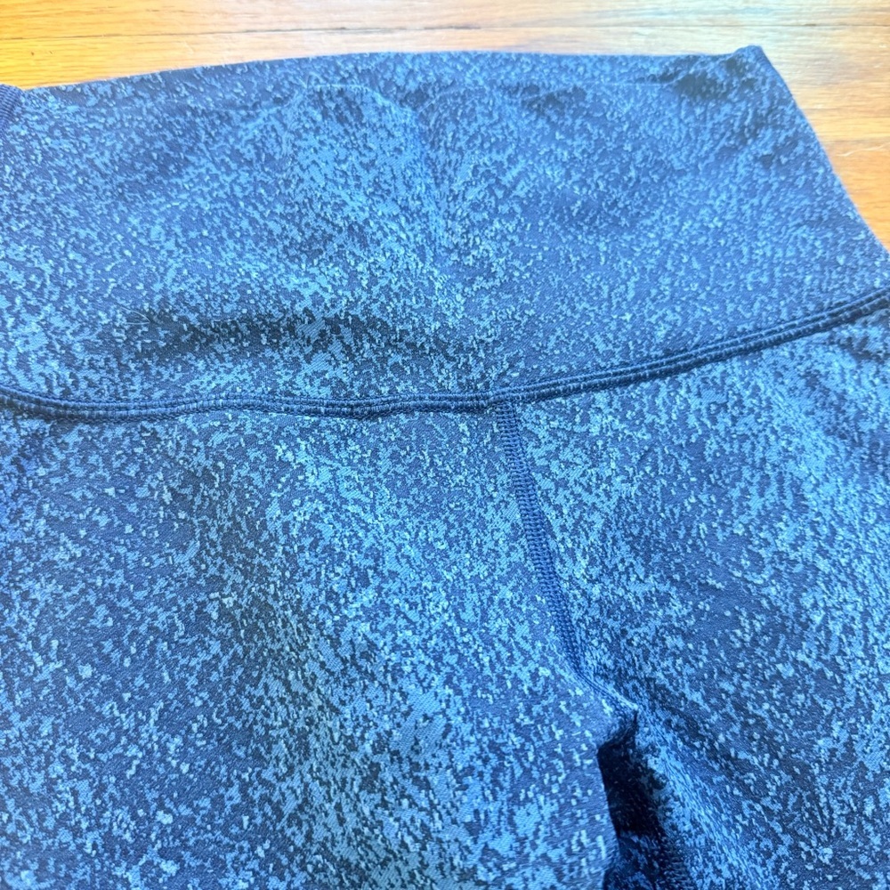 LULULEMON WUNDER UNDER Blue Patterned 28” size 4 - Picture 2 of 6